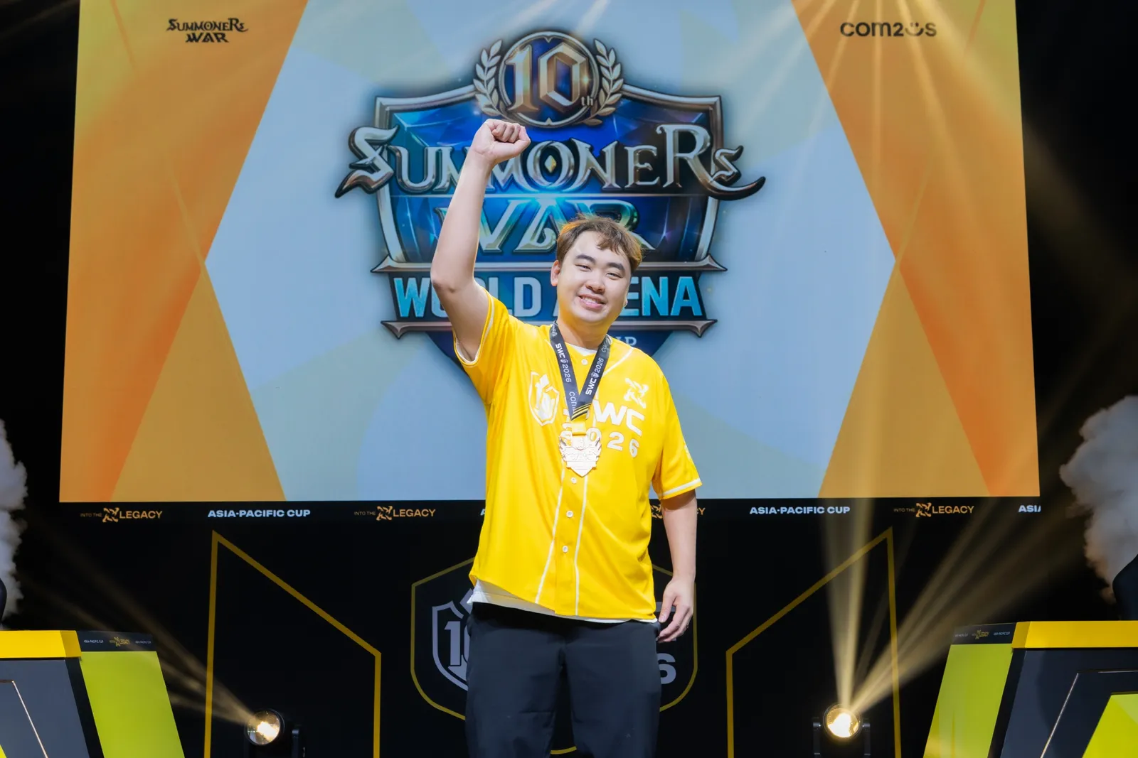 SWC2026 아시아퍼시픽 컵에서 우승한 YEONHONG-187이 메달을 목에 걸고 한 손을 들어 보이는 모습