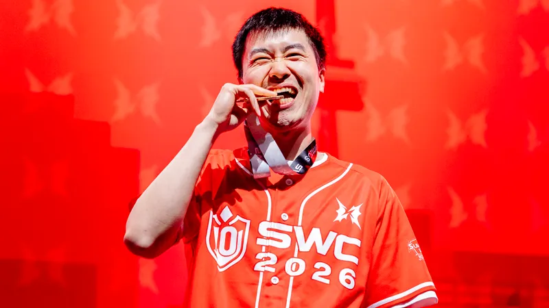 SWC2026 아메리카 컵에서 우승한 SAPPYYY가 메달을 깨무는 모습
